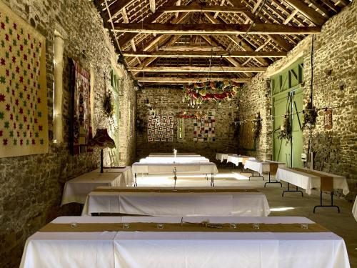 ein Zimmer mit Tischen in einem Gebäude in der Unterkunft West Cottage in Myddfai