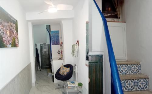 ein Flur mit einem blauen Stuhl in einem Zimmer in der Unterkunft Cute and characterful townhouse in Oliva