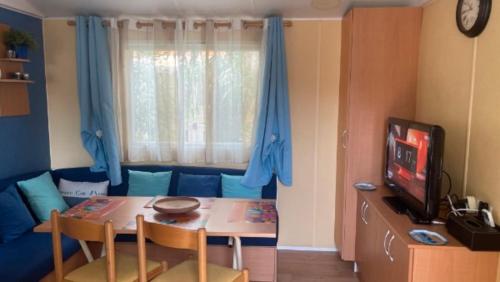 TV a/nebo společenská místnost v ubytování Mobilhome 6 personnes