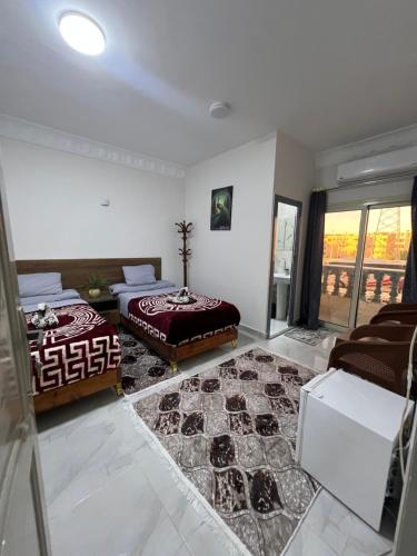 un salon avec deux lits et un canapé dans l'établissement Aswan City Star, à Assouan