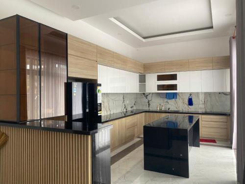 富国The Palm Phu Quoc Resort & Villa的厨房配有黑白台面