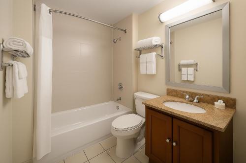 um banheiro com pia, vaso sanitário e banheira em Holiday Inn Port St. Lucie by IHG em Port Saint Lucie