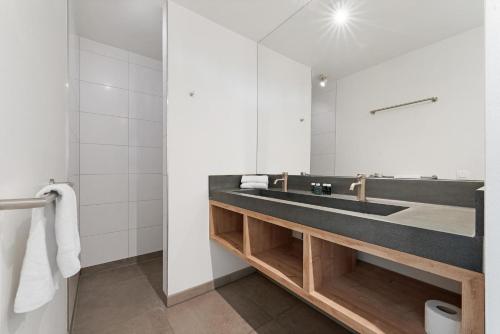 a bathroom with a sink and a mirror at Grevelingenmeer Panorama Villa 4p - Luxe & Natuur - Villa 14 in Ouddorp