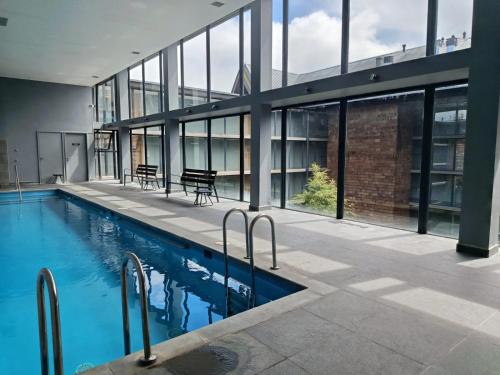 a swimming pool in the middle of a building at HOM I Frente a la Costanera Depto Familiar 3D2B in Puerto Varas