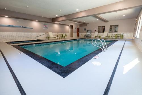 a large swimming pool in a hotel room at Creekside Hotel & Suites in Canyonville