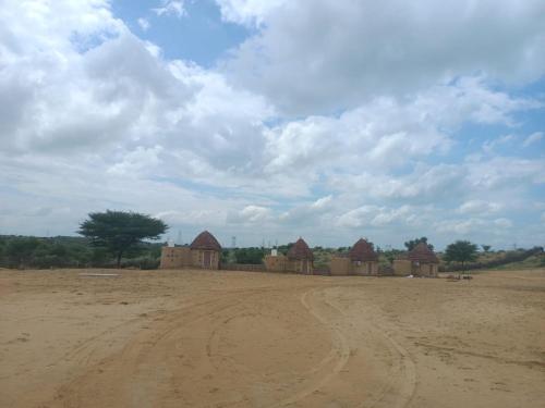 een onverharde weg in het midden van een woestijn bij Raisar Desert Camp in Jāmb