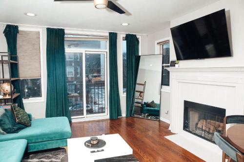 un salon avec une cheminée et une télévision dans l'établissement Modern & Spacious Stay by Northwestern Hospital Bronzeville, à Chicago