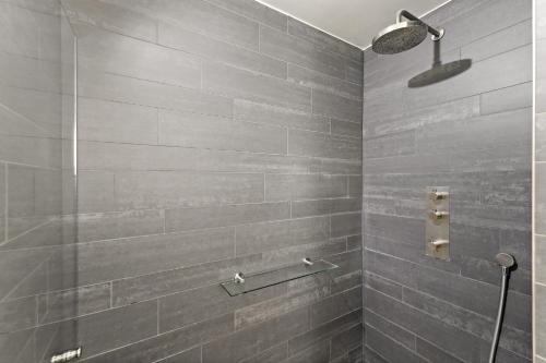 奥德多普Studio Waterfront | 2 Pers.的带淋浴的浴室，铺有灰色瓷砖