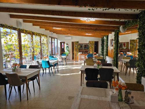 a restaurant with tables and chairs in a room at Pensiunea Hanul Huniazilor HD in Hunedoara