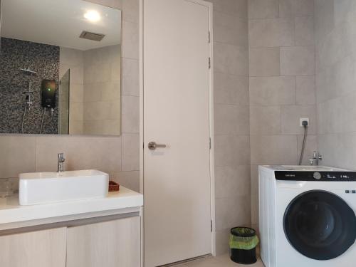 Ένα μπάνιο στο Seaview 1BR with Balcony at The Shore Kota Kinabalu