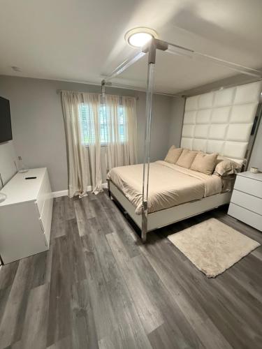 Postel nebo postele na pokoji v ubytování Spacious, Luxe Four bedroom House with Pool 15 mins away from Fort Lauderdale Airport, Beaches and Shops!