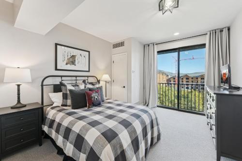 een slaapkamer met een bed en een groot raam bij The Mason 3026 in Cranmer