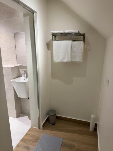 a bathroom with a sink and a mirror at ستاي إن Stay Inn in Ma‘mad