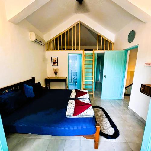 Ένα ή περισσότερα κρεβάτια σε δωμάτιο στο Blue Moon Private Pool Villa - Near Baga Beach, Goa