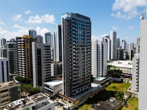 una vista aerea di una città con edifici alti di Andrea Priori em Boa Viagem By Carpediem a Recife