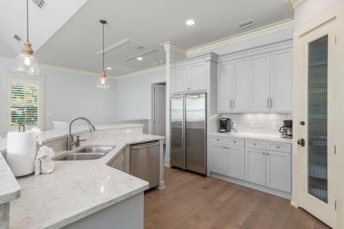 Inlet Beach - 70 Pinecrest في بنما سيتي بيتش: مطبخ مع دواليب بيضاء واجهزة ستانلس ستيل