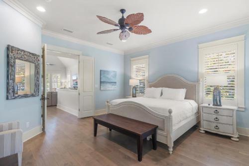 Inlet Beach - 70 Pinecrest في بنما سيتي بيتش: غرفة نوم بها سرير ومروحة سقف