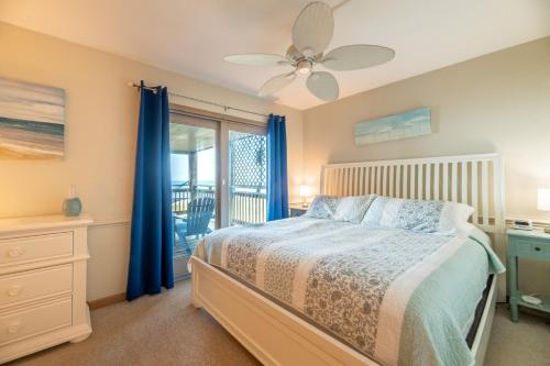 Ένα ή περισσότερα κρεβάτια σε δωμάτιο στο K0008H Sandy Dream - Oceanfront Condo, Amazing Views!