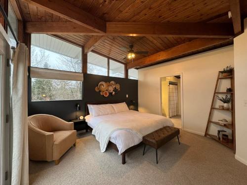 Postel nebo postele na pokoji v ubytování Balcony-bbq-firepit-hot Tub-king-full Kitchen-tv