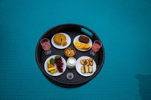 een zwart bord eten met ontbijtproducten erop bij Corum8 Mansion in Eklingji