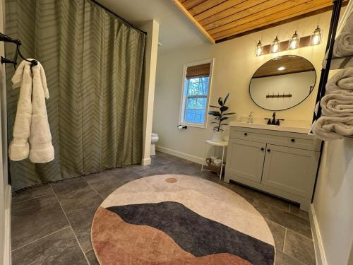 Koupelna v ubytování Balcony-bbq-firepit-hot Tub-king-full Kitchen-tv