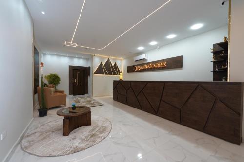 eine Lobby mit einer Rezeption und einem Tisch in der Unterkunft Pyramids Khan Hotel in Kairo