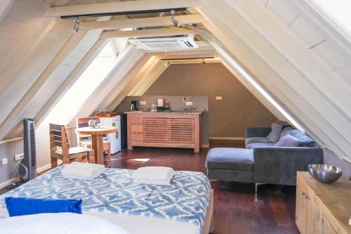 Ένα ή περισσότερα κρεβάτια σε δωμάτιο στο Stylish Private Studio in Historic Pietermaai #28