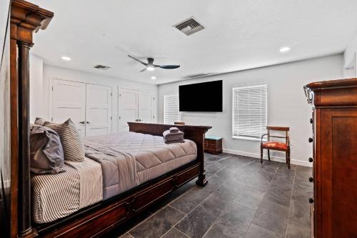 Ένα ή περισσότερα κρεβάτια σε δωμάτιο στο Luxury Waterfront Oasis