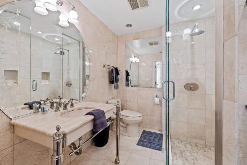 Ένα μπάνιο στο Luxury Waterfront Oasis