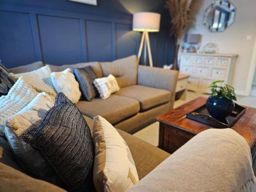 un salon avec un canapé et une table dans l'établissement Spacious 3-Storey Home from Home in Hetton le Hole, à Hetton le Hole