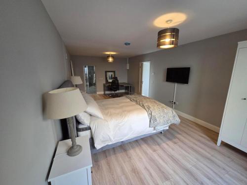 Postel nebo postele na pokoji v ubytování Kilgar Gardens B&B