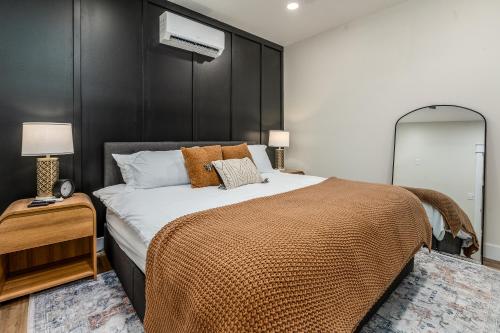 una camera da letto con un grande letto con una parete nera di Shawnee Pines a Harrisburg