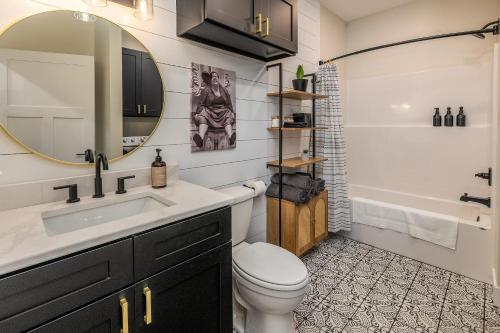 un bagno con lavandino, WC e specchio di Shawnee Pines a Harrisburg