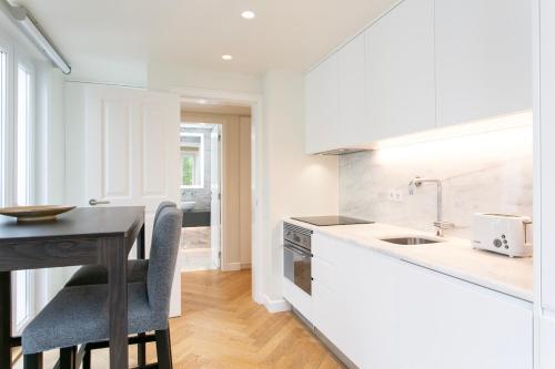 Lisbon Duplex 2 bdr, parking and balcony!