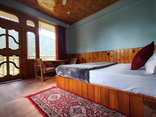 Postel nebo postele na pokoji v ubytování The Jibhi Mountain Retreat