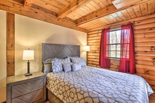 ein Schlafzimmer mit einem Bett und einem Fenster in der Unterkunft Log Cabin & Fjord Suite at Equestrian House PA in Pleasant Mount