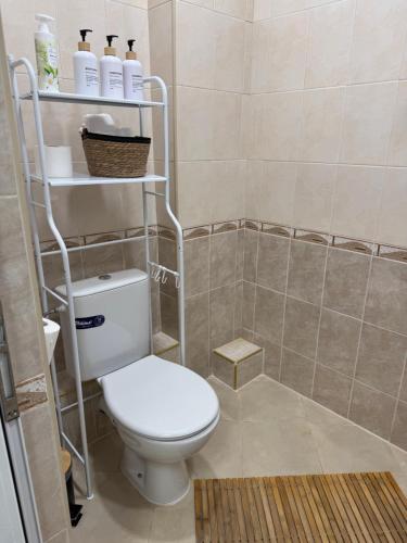 Baño pequeño con aseo y estante en River Garden House, en Vidin