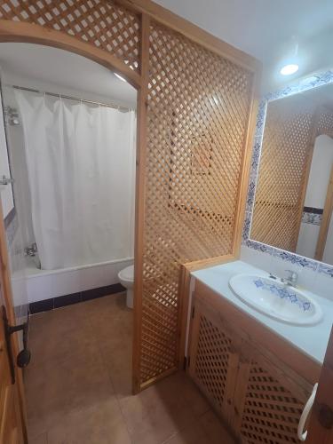 Koupelna v ubytování Atlanterra Playa 4