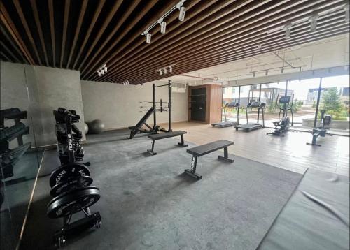 a gym with several treadmills and machines in a room at Moderno y nuevo apartamento en Lirios de Miraflores in Tegucigalpa