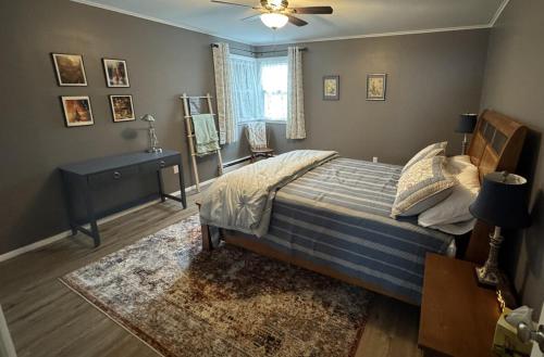 En eller flere senge i et værelse på Gaffer Getaway