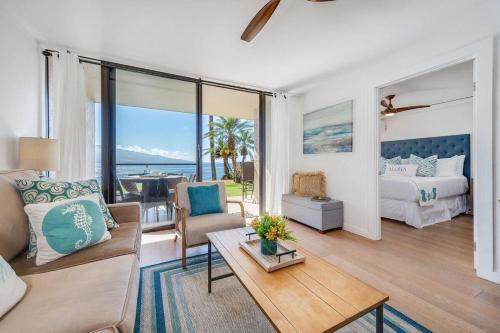 un salon avec un canapé et un lit dans l'établissement Lauloa 105 · LOA 105 2BD OceanFront Getaway w AC Pool, à Wailuku