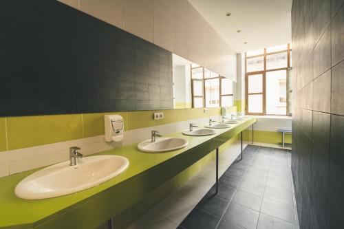 メキネンサにあるTres Estrellas Mequinenzaの公衆トイレの洗面台が並んでいる