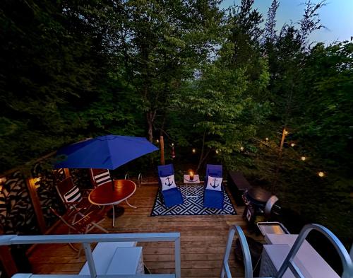 En have udenfor Lake Escape in Cozy Boathouse Surrounded by Forest