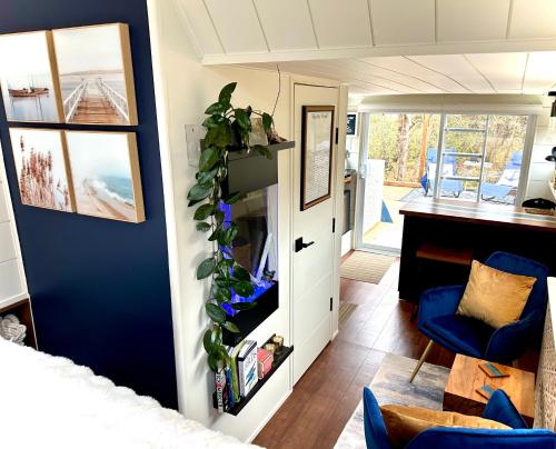 Et tv og/eller underholdning på Lake Escape in Cozy Boathouse Surrounded by Forest