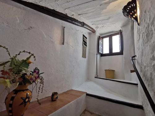 a room with a vase on a table and a window at Casa ricapaz - Long Term Advantage in Castillo de Locubín