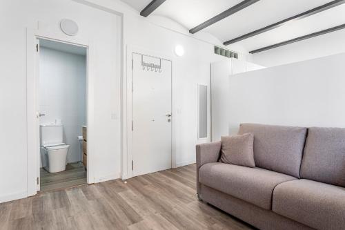 a living room with a couch and a toilet at Viviaro Peixcateria in Sagunto