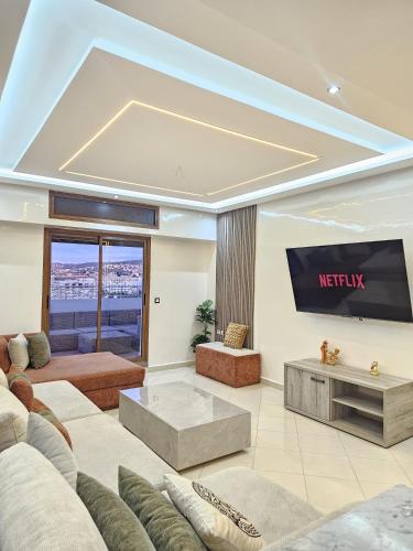 TV a/nebo společenská místnost v ubytování Staylich City View Tanger
