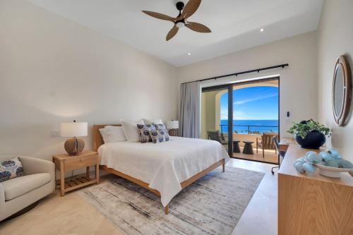 a bedroom with a bed and a living room at Oceanfront Infinity Pool Vera Neo Beach Club Gym in San José del Cabo