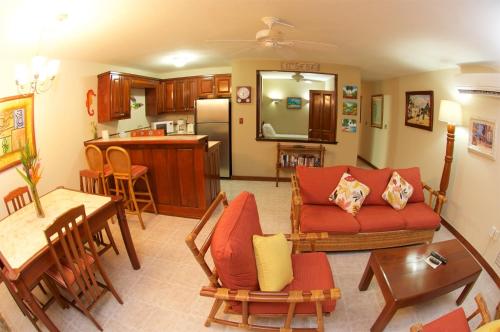 Η κουζίνα ή μικρή κουζίνα στο The Palms Oceanfront Suites