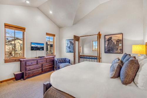 a bedroom with a large bed and a dresser at Upscale 4 BR Townhouse @ Juniper Preserve Resort in Bend